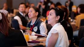 牛春茹（白衣者）2020年大選曾獲國民黨提名為不分區立委候選人。（翻攝自牛春茹臉書）