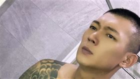 鳳梨身上驚見大片不明痕跡（圖／翻攝自臉書）