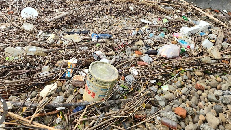 美食外送效應　淡水河岸垃圾3年暴增1倍