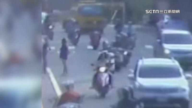 大街鈔票甩妻、砸車洩憤　無辜車主超傻眼
