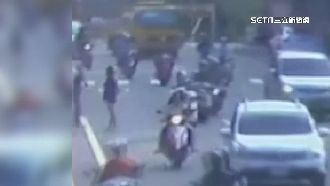 大街鈔票甩妻、砸車洩憤　無辜車主超傻眼