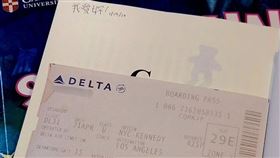 二手書出現一張泛黃機票。（圖／翻攝自復興二手書店臉書粉專）