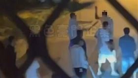 竹南，高中情侶交往，引爆家長街頭混戰，女兒見男友被打傷，打電話通知男友父親。(圖／翻攝自黑色豪門企業社群)
