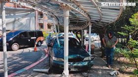 北市陳翁誤將油門當成煞車，導致整部車衝進台大醫院涼亭。（圖／翻攝畫面）