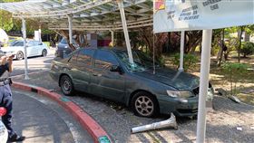 9旬老翁開車不慎撞上台大醫院人行道遮雨棚。（圖／民眾提供）