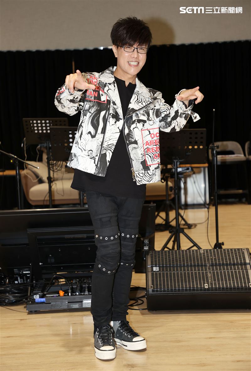 馮偉傑「相馮．紅人秀」演唱會彩排練唱。（記者邱榮吉/攝影）