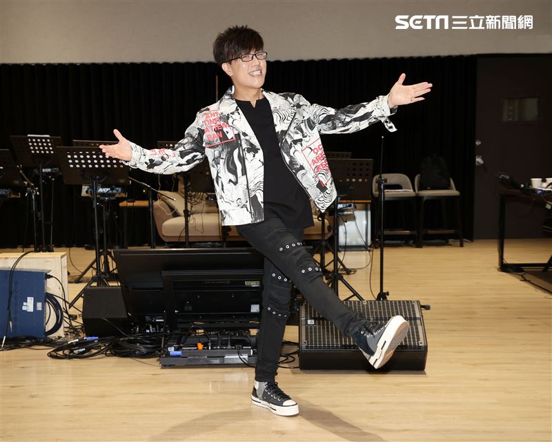 馮偉傑「相馮．紅人秀」演唱會彩排練唱。（記者邱榮吉/攝影）