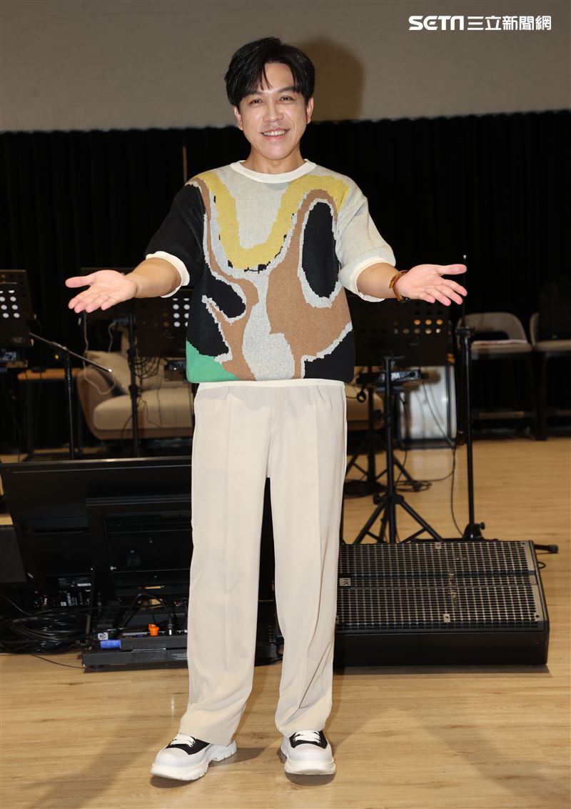 許志豪「相馮．紅人秀」演唱會彩排練唱。（記者邱榮吉/攝影）。（記者邱榮吉/攝影）