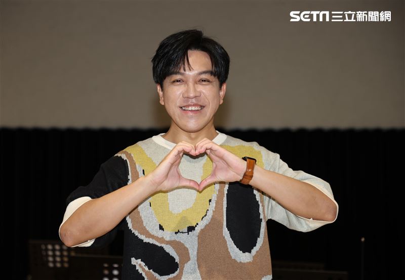 許志豪「相馮．紅人秀」演唱會彩排練唱。（記者邱榮吉/攝影）。（記者邱榮吉/攝影）