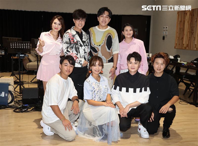 馮偉傑、許志豪、吳申梅「相馮．紅人秀」演唱會彩排練唱。（記者邱榮吉/攝影）