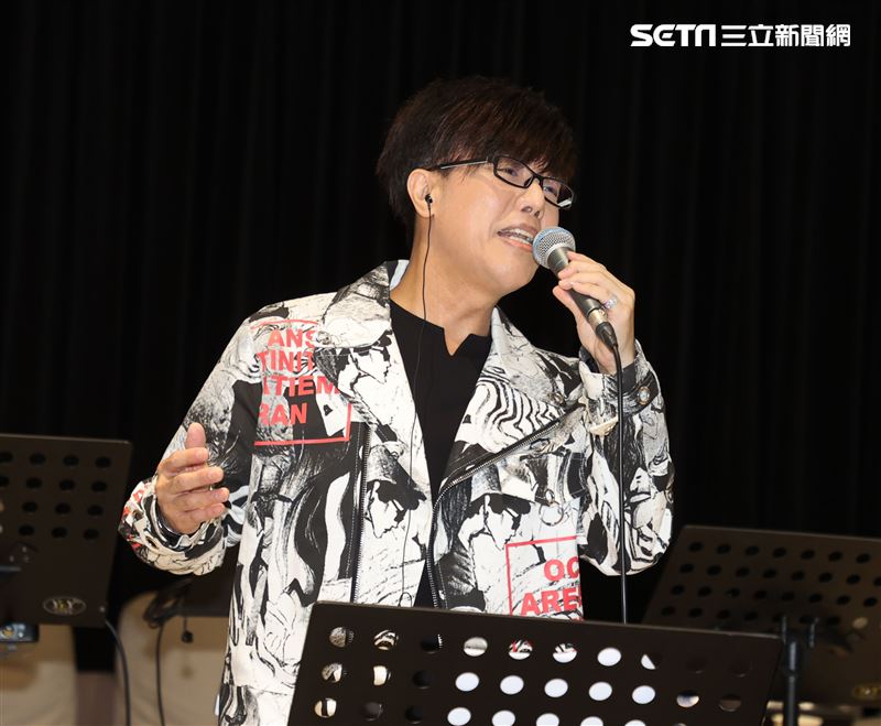 馮偉傑「相馮．紅人秀」演唱會彩排練唱。（記者邱榮吉/攝影）