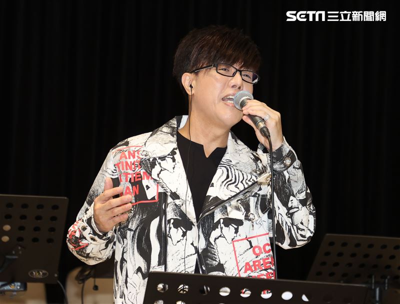 馮偉傑「相馮．紅人秀」演唱會彩排練唱。（記者邱榮吉/攝影）