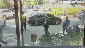 翁誤踩油門釀禍　衝台大醫院涼亭畫面曝光