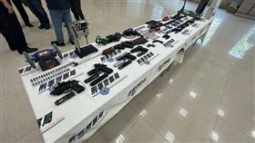 因應大選  刑事局執行掃黑專案（2）因應2024年總統大選，刑事局3日下午舉行記者會說明肅槍掃黑打詐專案成果，現場展示非制式槍械、模擬槍及子彈等證物。中央社記者劉建邦攝  112年11月3日