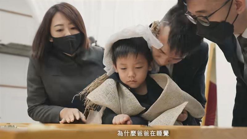 稚子問「爸爸在睡覺」？喪禮影片惹哭萬人