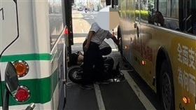 新北,泰山,公車,機車,夾擊,爆頭,
