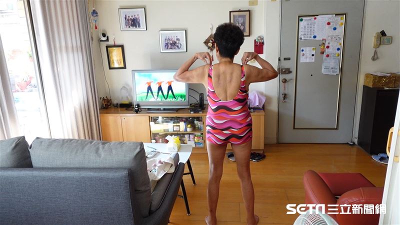 夫早逝獨養4孩　她辣穿泳衣跳舞：要想開