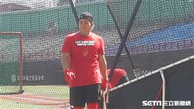 ▲吉立吉撈．鞏冠穿上選手自發性製作自我打氣的T恤。（圖／記者俞聖律攝影）