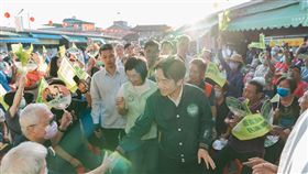 賴清德今（3）日下午來到彰投地區爭取支持，下午先前往彰化縣員林市東山鎮興廟參香及揭匾，並與在場彰化鄉親們面對面暢談國政。（圖／賴辦提供）