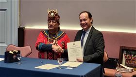 愛丁堡大學返還台灣原民遺骨愛丁堡大學返還台灣原民遺骨，屏東縣牡丹鄉鄉長潘壯志（左）與愛丁堡大學校長麥拉赫蘭（右）簽署遺骨返還證書，原民會副主委鍾興華見證。中央社記者陳韻聿愛丁堡攝  112年11月3日