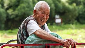《花若盛開》紀錄片從98歲的郭火炎身上看見客家族群與山林共生的智慧。（圖／春雷創意提供）