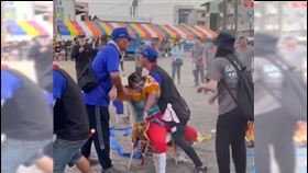  女子官將首團集體起乩　她解釋超詭異畫面（圖／翻攝自（圖／翻攝自臉書／台灣廟會文化（小粿）