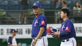 棒球亞錦5局關鍵判決　總教練：很大的傷害第28屆亞洲棒球錦標賽8日冠軍戰，中華隊不敵日本，以銀牌作收；對於5局關鍵牽制判決，總教練郭李建夫（中）直言，「那是百分之兩百的死球，造成很大的傷害。」中央社記者張新偉攝　106年10月8日