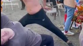 女子官將首團集體起乩　她解釋超詭異畫面（圖／翻攝自（圖／翻攝自臉書／台灣廟會文化（小粿）