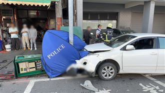 高雄自小客猛撞7機車　1騎士噴飛亡