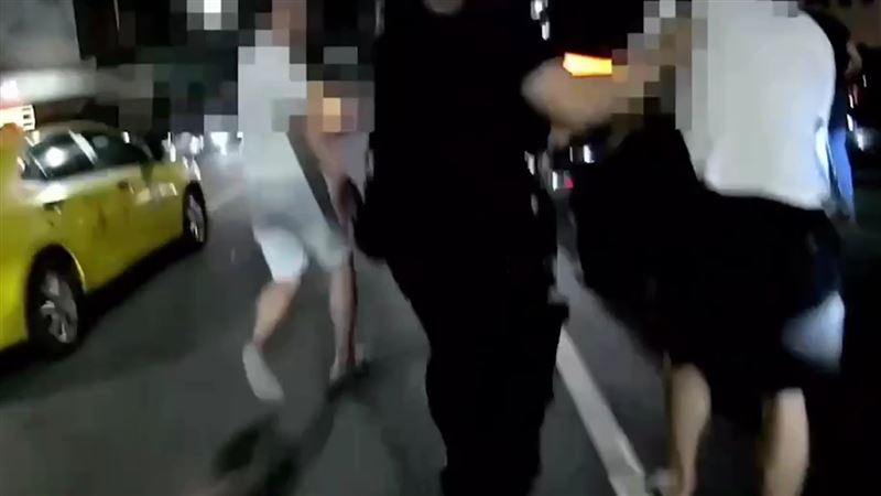 2名男子不願配合，對警咆嘯被噴辣椒水制伏。（圖／翻攝畫面）