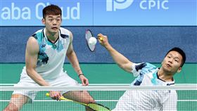 亞運羽球男雙「麟洋配」摘銅（1）台灣羽球男雙組合「麟洋配」王齊麟（左）、李洋（右）6日在杭州亞運4強賽登場，以12比21、10比21不敵南韓組合落敗摘銅。中央社記者鄭清元攝  112年10月6日