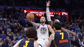 ▲柯瑞（Stephen Curry）致勝上籃，差點被格林（Draymond Green）毀掉。（圖／美聯社／達志影像）