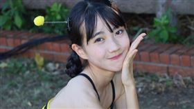 櫻花妹來台旅遊總是挑「奇怪背景」拍照？身分被神出是13歲沖繩美少女東恩納瑠花。（圖／翻攝自ruka.ru_ru）