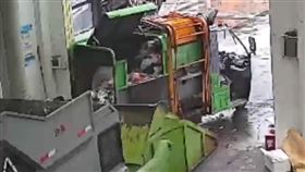 2名清潔工掉入垃圾池！遭「壓縮機輾壓」身亡　目擊者曝：人都不完整了（圖／翻攝自微博）