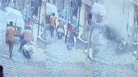 渾然不知的丈夫遭巨石砸中身亡。（圖／翻攝自推特）