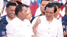 馬英九拍侯友宜肩膀。（圖／翻攝自畫面）