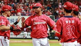 ▲台灣大賽首戰，味全龍投手王躍霖化解滿壘危機怒吼。（圖／記者劉彥池攝影）