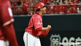 ▲台灣大賽首戰，味全龍投手王躍霖化解滿壘危機怒吼。（圖／記者劉彥池攝影）