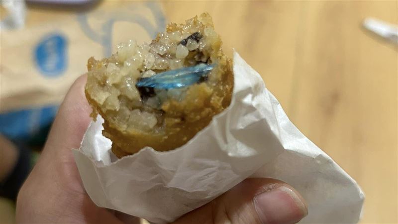 米糕內吃到「藍蔥」？丹丹漢堡分店回應了