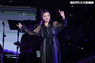 丁噹辣穿馬甲秀電臀「台上脫掉」全場暴動