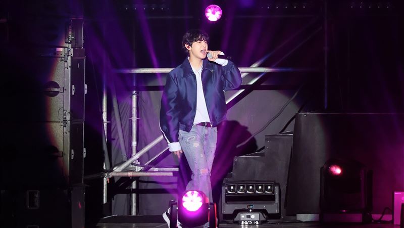 燦烈台上狂撩台粉　幫新娘戴婚戒全暴動