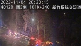 ▲國道三號北上101公里新竹寶山段，4日晚間8點多，發生2車擦撞起火燃燒事故，現場共有6名傷者送醫，幸無大礙。（圖／翻攝畫面）