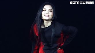 徐佳瑩唱到一半突然停住！驚喊脖子閃到