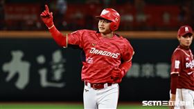 ▲台灣大賽首戰，味全龍三壘手劉基鴻敲出再見全壘打。（圖／記者劉彥池攝影）