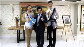 亞洲滑輪錦標賽成男組金牌陳毅帆和青女組金牌吳若瑄向王文欽致謝。（圖／TOTAL SWISS提供)