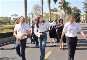 大陸櫃姊成比利時王妃　傳奇故事登熱搜（圖／南方都市報,微博)
