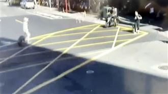 氣爆瞬間驚悚畫面曝光　雜物噴飛路人嚇壞