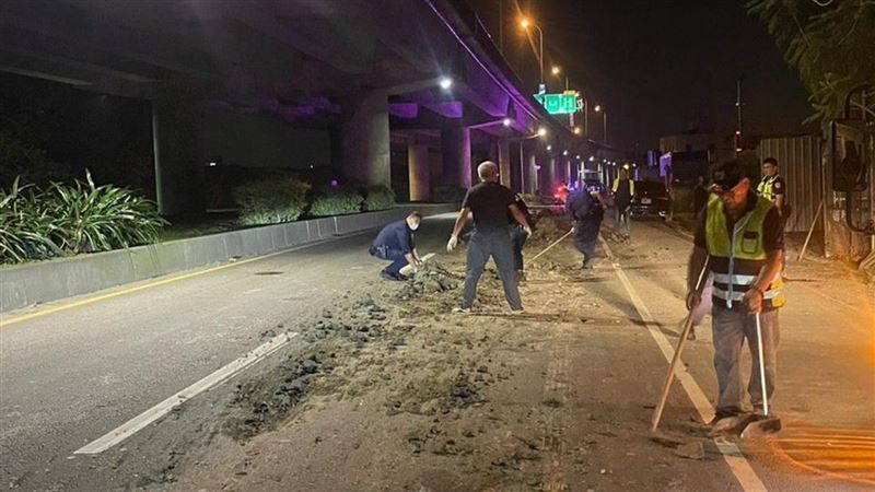 砂石車運廢土掉滿地　小客車不慎撞上釀禍