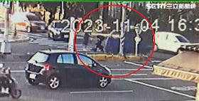 差一秒又行人地獄！左轉車險撞嬰兒推車（圖／翻攝畫面）