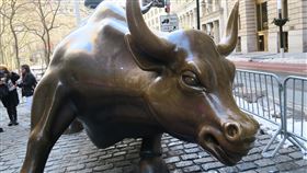 美股標普500漲近2.4%  近9個月來最猛美股當地時間1日強彈，隨著利率走升憂慮緩和，標準普爾500指數漲幅逼近2.4%，創近9個月來最佳單日表現。圖為華爾街銅牛。中央社記者尹俊傑紐約攝  110年3月2日